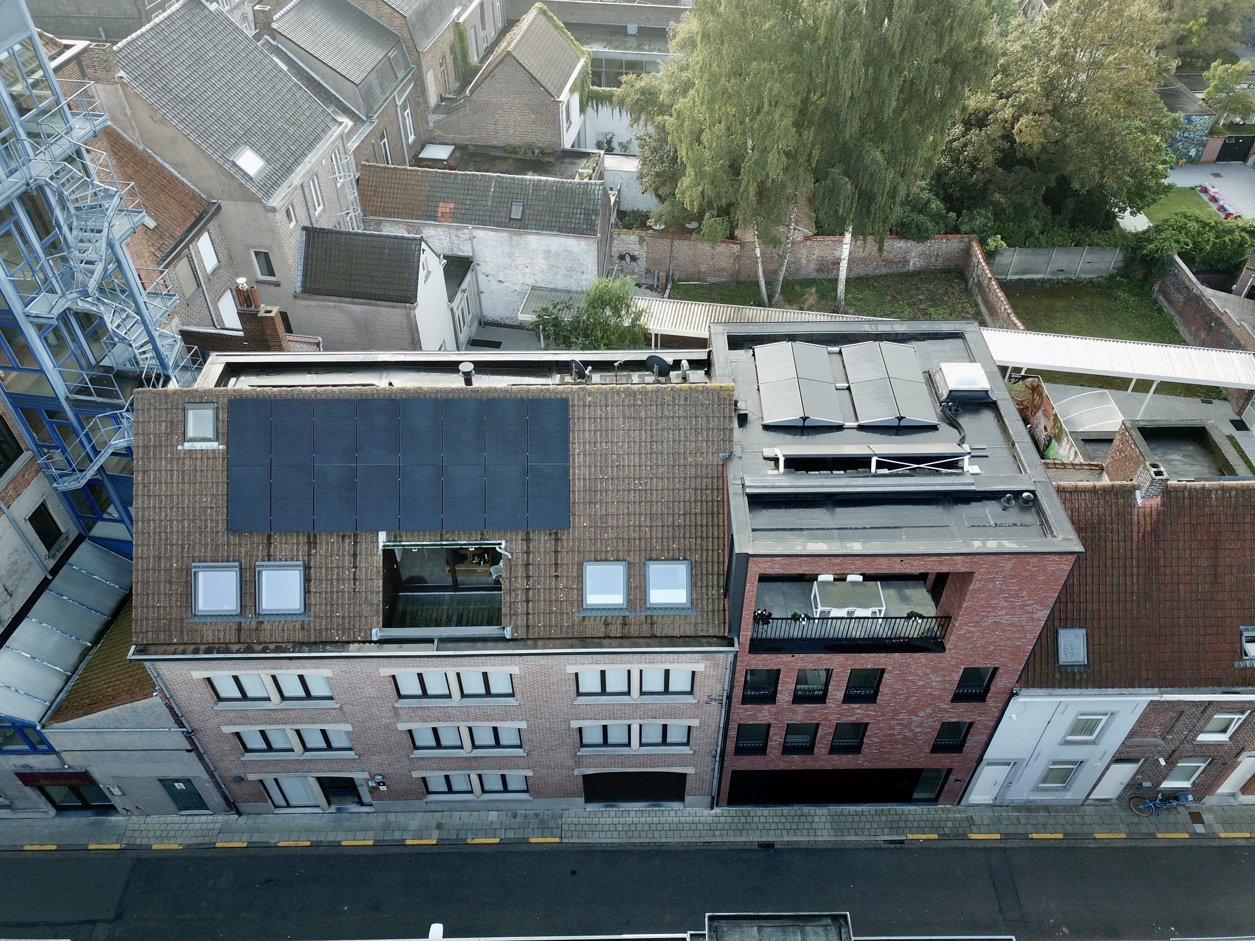 Luchtfoto met zicht op hotel en zijn zonnepanelen.