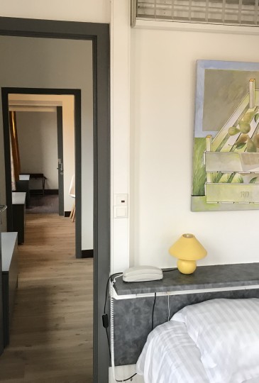 zicht doorheen Ozzy's kamer