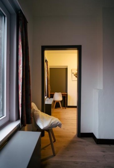 Zicht doorheen de deuropeningen van de kamers